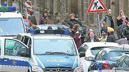 Weiträumig abgesperrt. Großeinsatz der Polizei vor der Schule. Foto: dpa