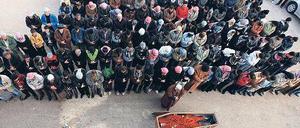 Einer von ihnen. Bürger von Homs beten am Sarg eines Soldaten der „Freien syrischen Armee“. Foto: Zohra Bensemra/rtr