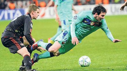 Den Tiefpunkt überwunden. Im Hinspiel war Leverkusen gegen Barcelona nahezu chancenlos. Seither ist das Team um Lars Bender (l., mit Lionel Messi) aber im Aufwind.