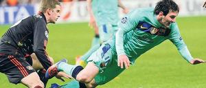 Den Tiefpunkt überwunden. Im Hinspiel war Leverkusen gegen Barcelona nahezu chancenlos. Seither ist das Team um Lars Bender (l., mit Lionel Messi) aber im Aufwind.