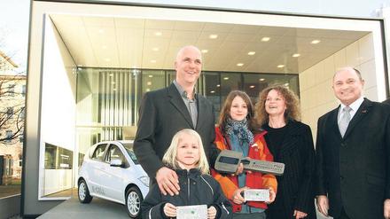 Die Testbewohner: Vater Jörg Welke, die Kinder Lenz (vorne) und Freya sowie Mutter Simone Wiechers bei der symbolischen Schlüsselübergabe durch Baustaatssekretär Rainer Bomba.