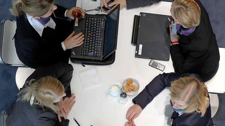 Mehr Frauen in der Führungsebene ist nicht gleichbedeutend mit Kaffeekränzchen. Ihre diplomatischen Fähigkeiten bereichern die Firmenleitungen.