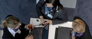 Mehr Frauen in der Führungsebene ist nicht gleichbedeutend mit Kaffeekränzchen. Ihre diplomatischen Fähigkeiten bereichern die Firmenleitungen.