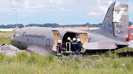Bruchlandung in Schönefeld. Der Rosinenbomber am Boden. Foto: dpa
