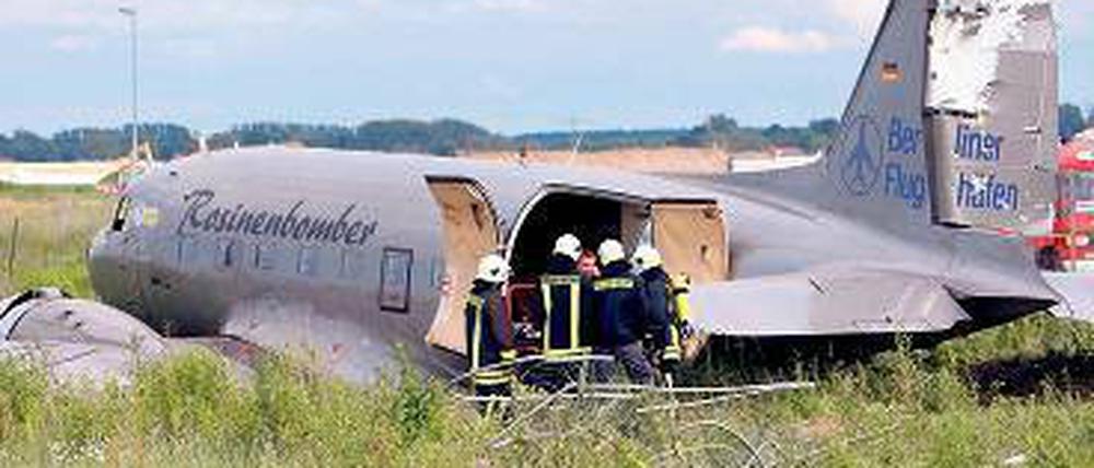Bruchlandung in Schönefeld. Der Rosinenbomber am Boden. Foto: dpa