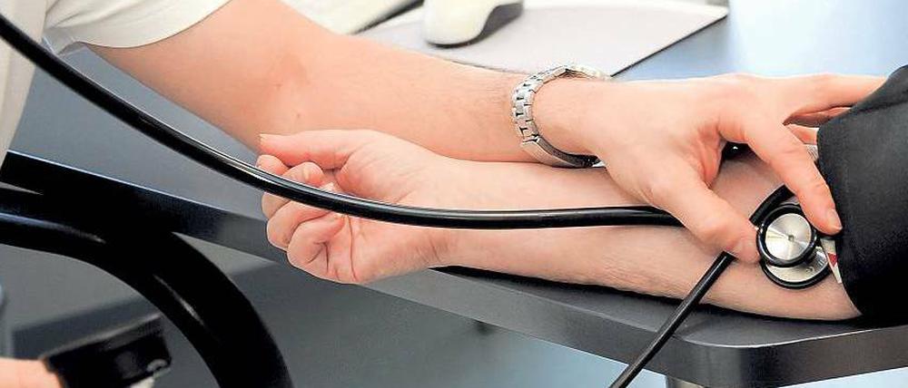 Welchen Effekt hat sie? Die einen sehen in der Praxisgebühr ein wirksames Steuerungsmittel, andere ärgern sich vor allem darüber.