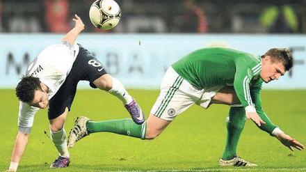 Gestrauchelt. Nach zuletzt starken Spielen fehlte es dem deutschen Team um Toni Kroos (rechts) gegen Frankreich (mit Valbuena) diesmal an der spielerischen Leichtigkeit. Foto: dpa