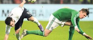 Gestrauchelt. Nach zuletzt starken Spielen fehlte es dem deutschen Team um Toni Kroos (rechts) gegen Frankreich (mit Valbuena) diesmal an der spielerischen Leichtigkeit. Foto: dpa