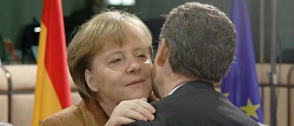 Dem französischen Präsidenten Nicolas Sarkozy steht die Kanzlerin näher als seinem Herausforderer 