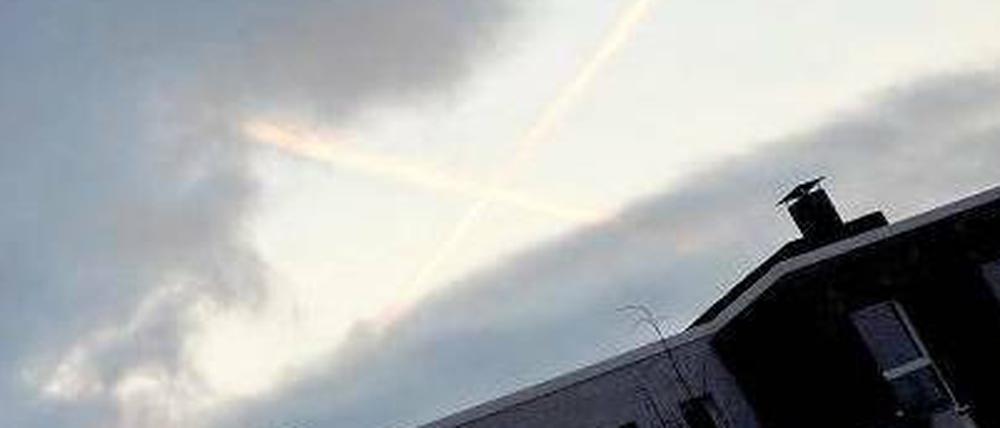 Über Kreuz. Der Fiskus habe mit der Luftverkehrsabgabe 959 Millionen Euro eingenommen, sagen die Airlines. Der wirtschaftliche Schaden betrage aber rund 1,7 Milliarden.