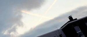 Über Kreuz. Der Fiskus habe mit der Luftverkehrsabgabe 959 Millionen Euro eingenommen, sagen die Airlines. Der wirtschaftliche Schaden betrage aber rund 1,7 Milliarden.