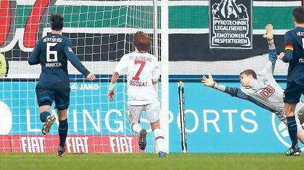 Die Vorentscheidung. Herthas Torhüter Thomas Kraft vergeblich. Thomas Oehrl hat gerade zum 2:0 für Augsburg getroffen. Foto: Fishing 4