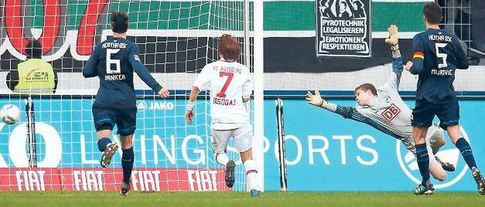 Die Vorentscheidung. Herthas Torhüter Thomas Kraft vergeblich. Thomas Oehrl hat gerade zum 2:0 für Augsburg getroffen. Foto: Fishing 4