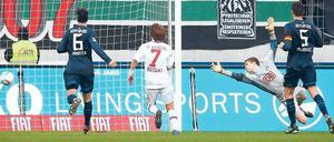 Die Vorentscheidung. Herthas Torhüter Thomas Kraft vergeblich. Thomas Oehrl hat gerade zum 2:0 für Augsburg getroffen. Foto: Fishing 4