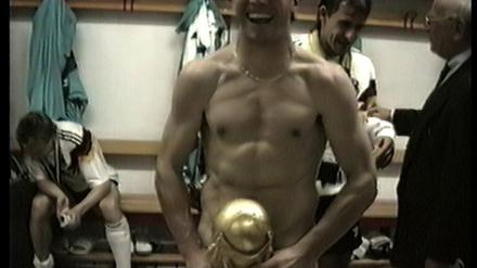Da ist das Ding. Lothar Matthäus fiel mit dem Pokal in der Hand ein typischer Matthäus-Witz ein.