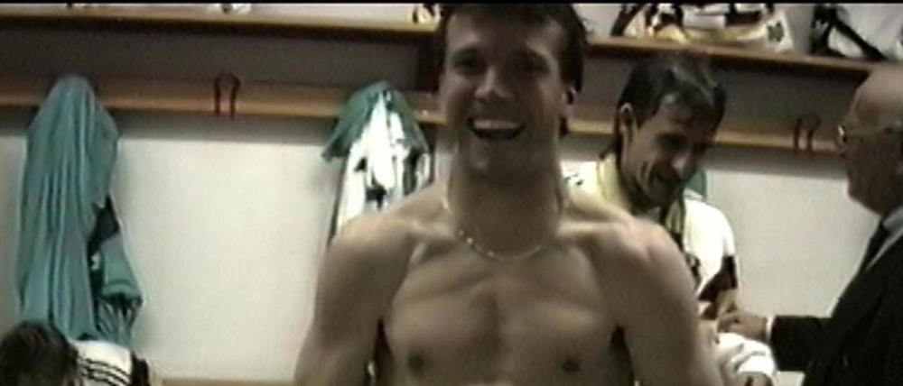 Da ist das Ding. Lothar Matthäus fiel mit dem Pokal in der Hand ein typischer Matthäus-Witz ein.