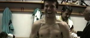 Da ist das Ding. Lothar Matthäus fiel mit dem Pokal in der Hand ein typischer Matthäus-Witz ein.