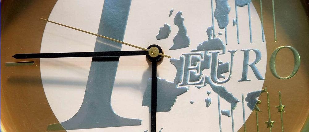 Eine Uhr mit dem Motiv einer Euro-Münze als Zifferblatt. Zum Abschluss des EU-Gipfels in Brüssel wurde am Freitag der Fiskalpakt unterzeichnet.