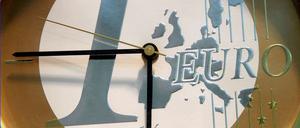 Eine Uhr mit dem Motiv einer Euro-Münze als Zifferblatt. Zum Abschluss des EU-Gipfels in Brüssel wurde am Freitag der Fiskalpakt unterzeichnet.