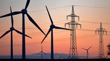 In Norddeutschland und Ostdeutschland wird schon seit Jahren mehr Strom mit Windrädern erzeugt, als dort verbraucht werden kann. Noch fehlt es an großen Stromleitungen, die die Energie in die Verbrauchszentren im Süden und Westen Deutschlands transportieren. Inzwischen diskutiert die Windbranche ernsthaft darüber, eigene Netze aufzubauen.