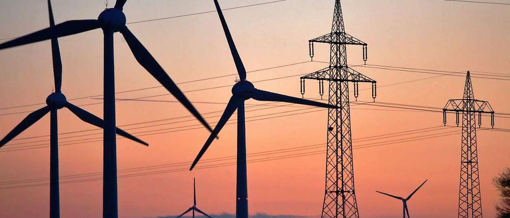 In Norddeutschland und Ostdeutschland wird schon seit Jahren mehr Strom mit Windrädern erzeugt, als dort verbraucht werden kann. Noch fehlt es an großen Stromleitungen, die die Energie in die Verbrauchszentren im Süden und Westen Deutschlands transportieren. Inzwischen diskutiert die Windbranche ernsthaft darüber, eigene Netze aufzubauen.