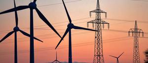 In Norddeutschland und Ostdeutschland wird schon seit Jahren mehr Strom mit Windrädern erzeugt, als dort verbraucht werden kann. Noch fehlt es an großen Stromleitungen, die die Energie in die Verbrauchszentren im Süden und Westen Deutschlands transportieren. Inzwischen diskutiert die Windbranche ernsthaft darüber, eigene Netze aufzubauen. 
