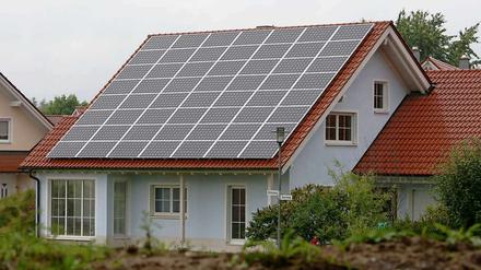 Ein Neubau mit Solardach (Symbolbild)