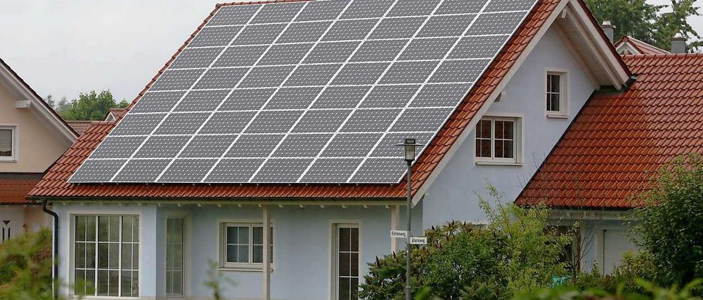 Ein Neubau mit Solardach (Symbolbild)