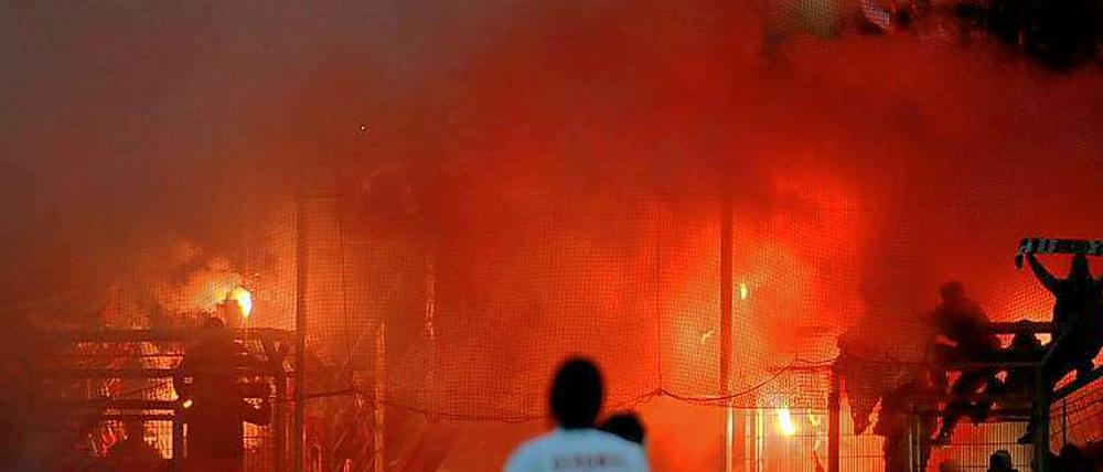 Erst Bengalos, dann Randale. Die Kölner Fans benahmen sich am Sonntag gleich mehrmals daneben.