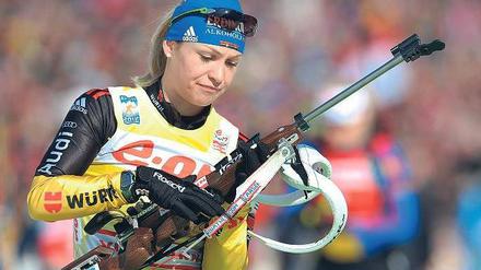 Magdalena Neuner verfehlte insgesamt sechs Scheiben und kam fast fünf Minuten nach der Siegerin Tora Berger ins Ziel.