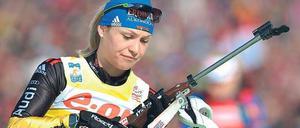 Magdalena Neuner verfehlte insgesamt sechs Scheiben und kam fast fünf Minuten nach der Siegerin Tora Berger ins Ziel.