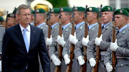 Im Sommer empfing Christian Wulff eine Ehrenformation der Bundeswehr in Bellevue. Am Donnerstag erhält er seinen Zapfenstreich. 