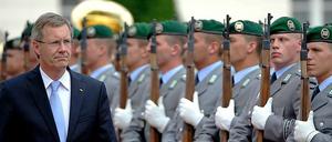 Im Sommer empfing Christian Wulff eine Ehrenformation der Bundeswehr in Bellevue. Am Donnerstag erhält er seinen Zapfenstreich.