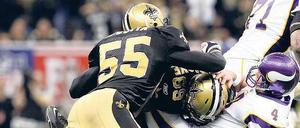 In den Boden gestampft. Die Saints-Profis Scott Fujita und Anthony Hargrove vergreifen sich an Minnesotas Brett Favre.