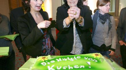 Eine Torte zum Weltfrauentag gab es von den Grünen am Donnerstag im Abgeordnetenhaus in Berlin für die Parlamentarier.