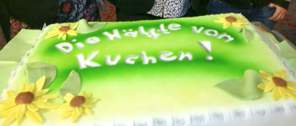 Eine Torte zum Weltfrauentag gab es von den Grünen am Donnerstag im Abgeordnetenhaus in Berlin für die Parlamentarier.