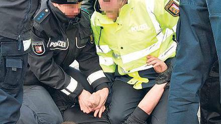 Polizisten nehmen in Leck einen gewalttätigen Demonstranten fest. Foto: dpa