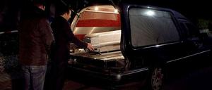 Abtransport der Leichen im rheinland-pfälzischen Weilerbach.