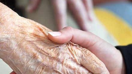 Helfende Hand. Viele alte Menschen sind auf Mitarbeiter der Pflegedienste angewiesen.