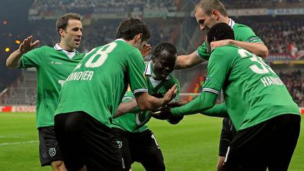 Das Team von Hannover 96 feiert den 2:2-Ausgleich gegen Standard Lüttich.