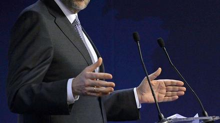 Der spanische Ministerpräsident Mariano Rajoy hat keine guten Neuigkeiten. Sein Land muss mehr Schulden machen als geplant