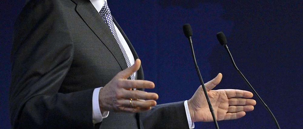 Der spanische Ministerpräsident Mariano Rajoy hat keine guten Neuigkeiten. Sein Land muss mehr Schulden machen als geplant