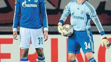Fassungslos. Schalkes Matip sieht Rot, Torwart Hildebrand sieht zu. Foto: dapd