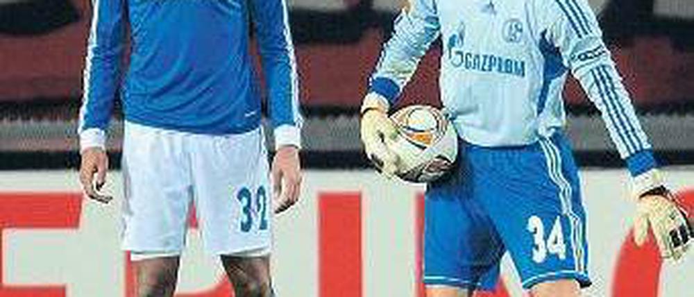 Fassungslos. Schalkes Matip sieht Rot, Torwart Hildebrand sieht zu. Foto: dapd