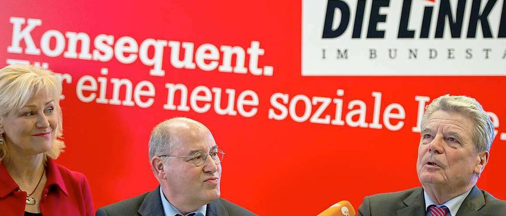 Dagmar Enkelmann und Gregor Gysi geben nach dem Gespräch mit dem Fast-Allparteien-Kandidaten Joachim Gauck eine Stellungnahme ab. In der Linken wird das Gespräch als sachlich beschrieben, Gauck sprach sogar von einer "freundlichen" Atmosphäre.