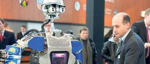 Diener und Meister: Roboter Armar hat den Saft schon in der Hand, den er Tamim Asfour bringen soll.
