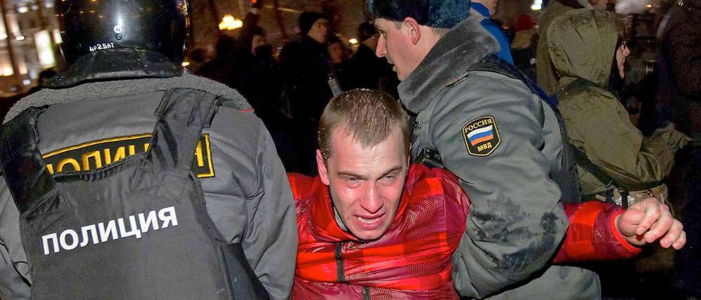 Bei Protesten nach der Präsidentschaftswahl in Russland wurden mehrere hundert Demonstranten festgenommen, die gegen den Wahlerfolg von Wladimir Putin auf die Straße gegangen waren. Die Demonstranten beklagen Wahlfälschungen.