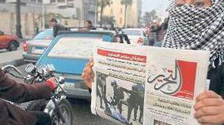 Über das brutale Vorgehen des Militärs gegen eine junge Demonstrantin berichtete die Zeitung „Al Tahrir“ im Dezember. Die Zeitung will sich nicht einschüchtern lassen. Foto: AFP
