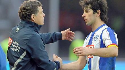 Lewan Kobiaschwili (r.) hat mit einer starken Leistung gegen Bremen im defensiven Mittelfeld auf sich aufmerksam gemacht. Wird Otto Rehhagel (l.) ihn auch in Köln in der Zentrale aufbieten?