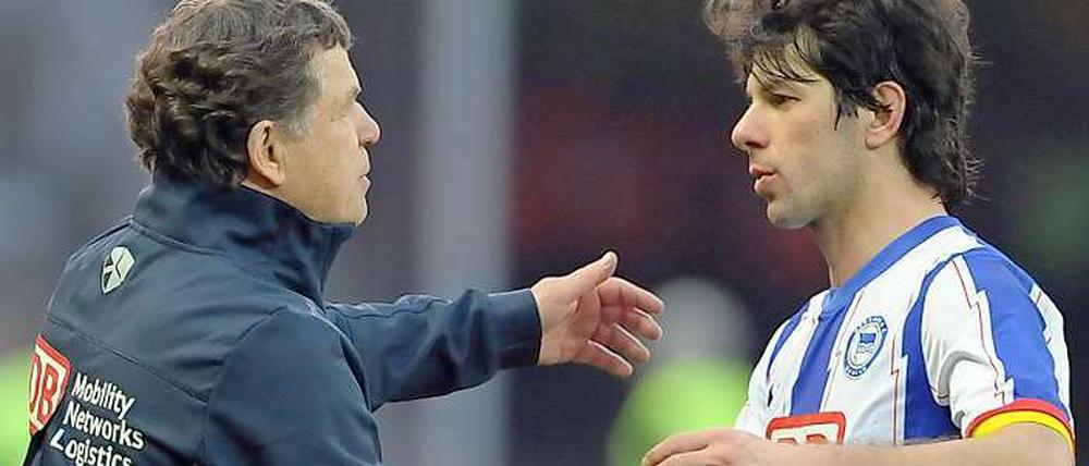 Lewan Kobiaschwili (r.) hat mit einer starken Leistung gegen Bremen im defensiven Mittelfeld auf sich aufmerksam gemacht. Wird Otto Rehhagel (l.) ihn auch in Köln in der Zentrale aufbieten?
